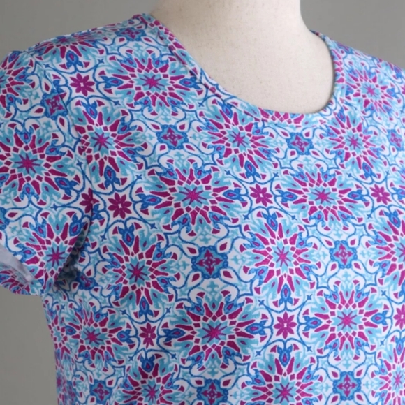 J.Mclaughlin | Smooth Stretch Medallion Tile Printed Tee - Picture 3 of 5